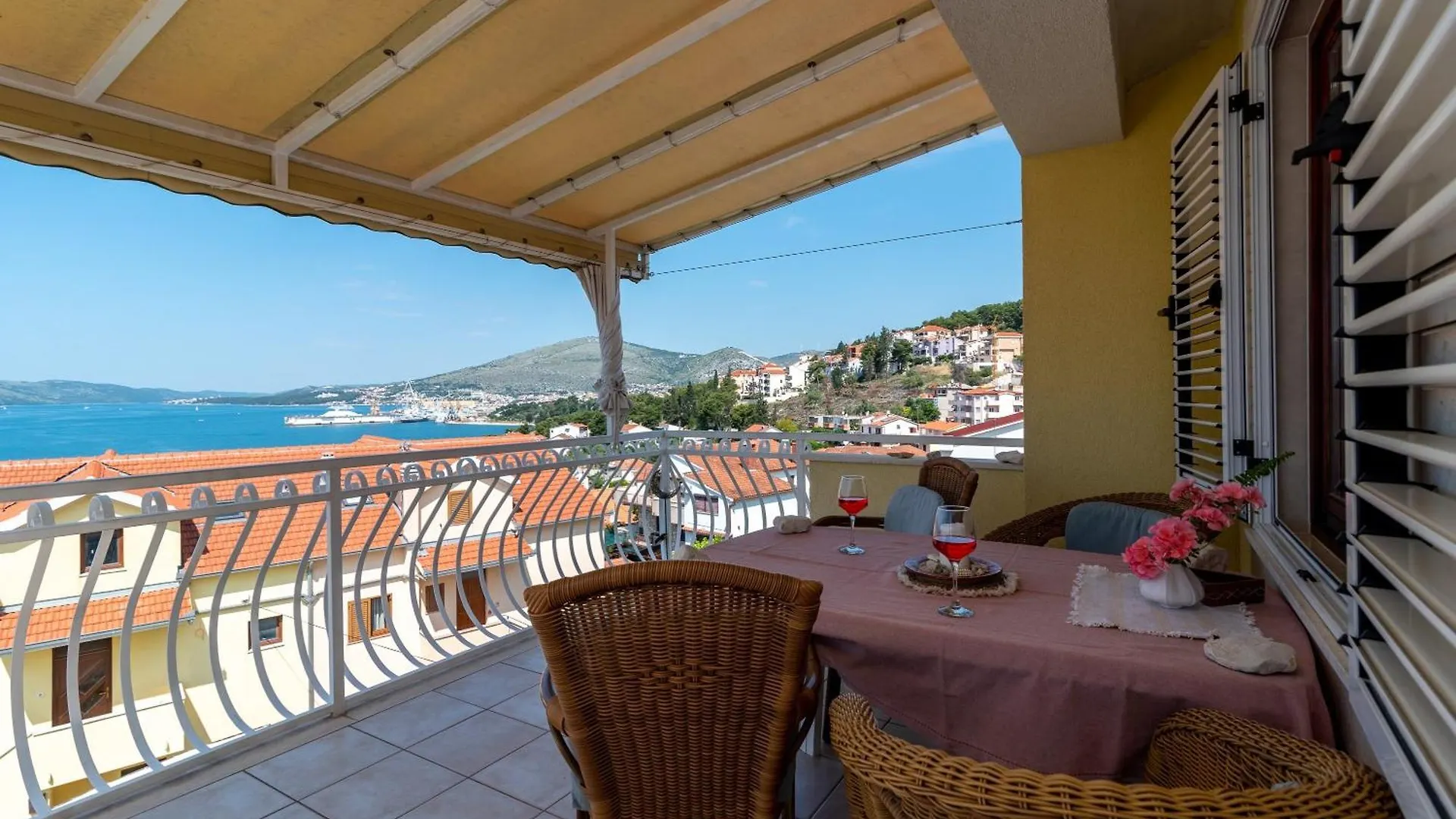 Apartments Anja With Garden, Balcony And Sea View, 3 Min Walk To The Beach تروغير