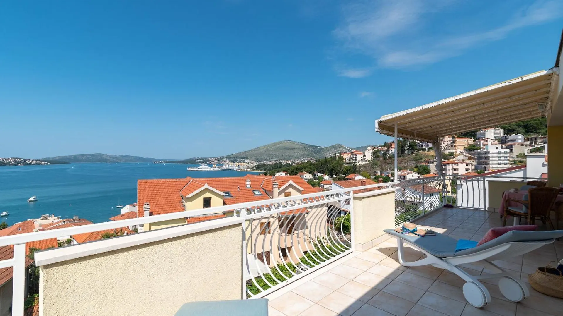 Apartments Anja With Garden, Balcony And Sea View, 3 Min Walk To The Beach تروغير