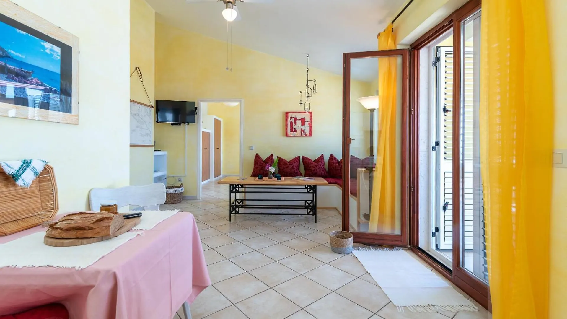 Apartments Anja With Garden, Balcony And Sea View, 3 Min Walk To The Beach تروغير