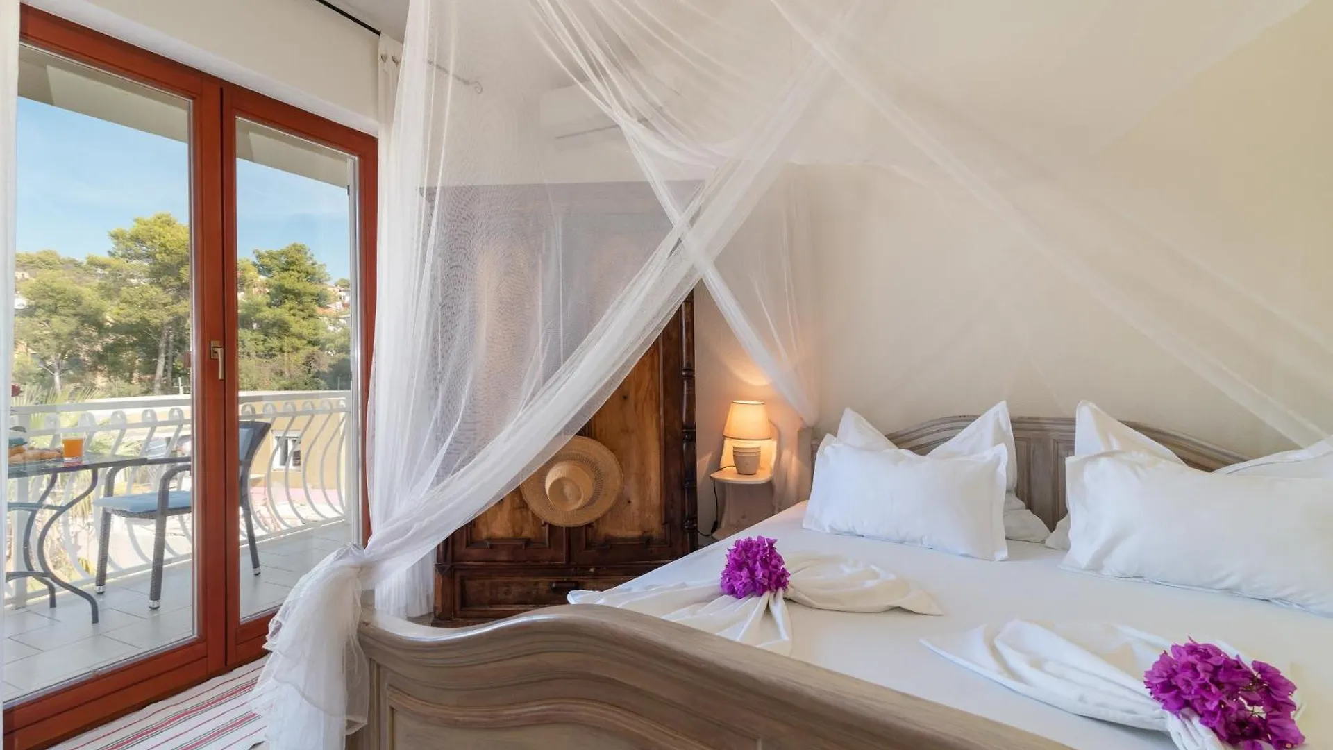 Apartments Anja With Garden, Balcony And Sea View, 3 Min Walk To The Beach تروغير