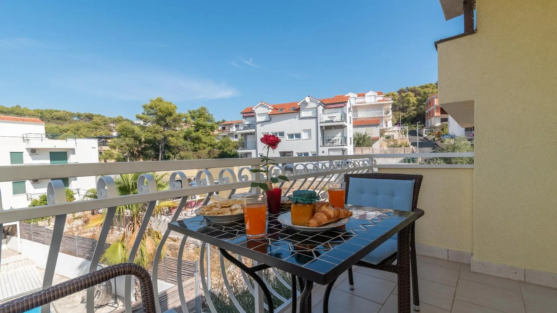 Apartments Anja With Garden, Balcony And Sea View, 3 Min Walk To The Beach تروغير