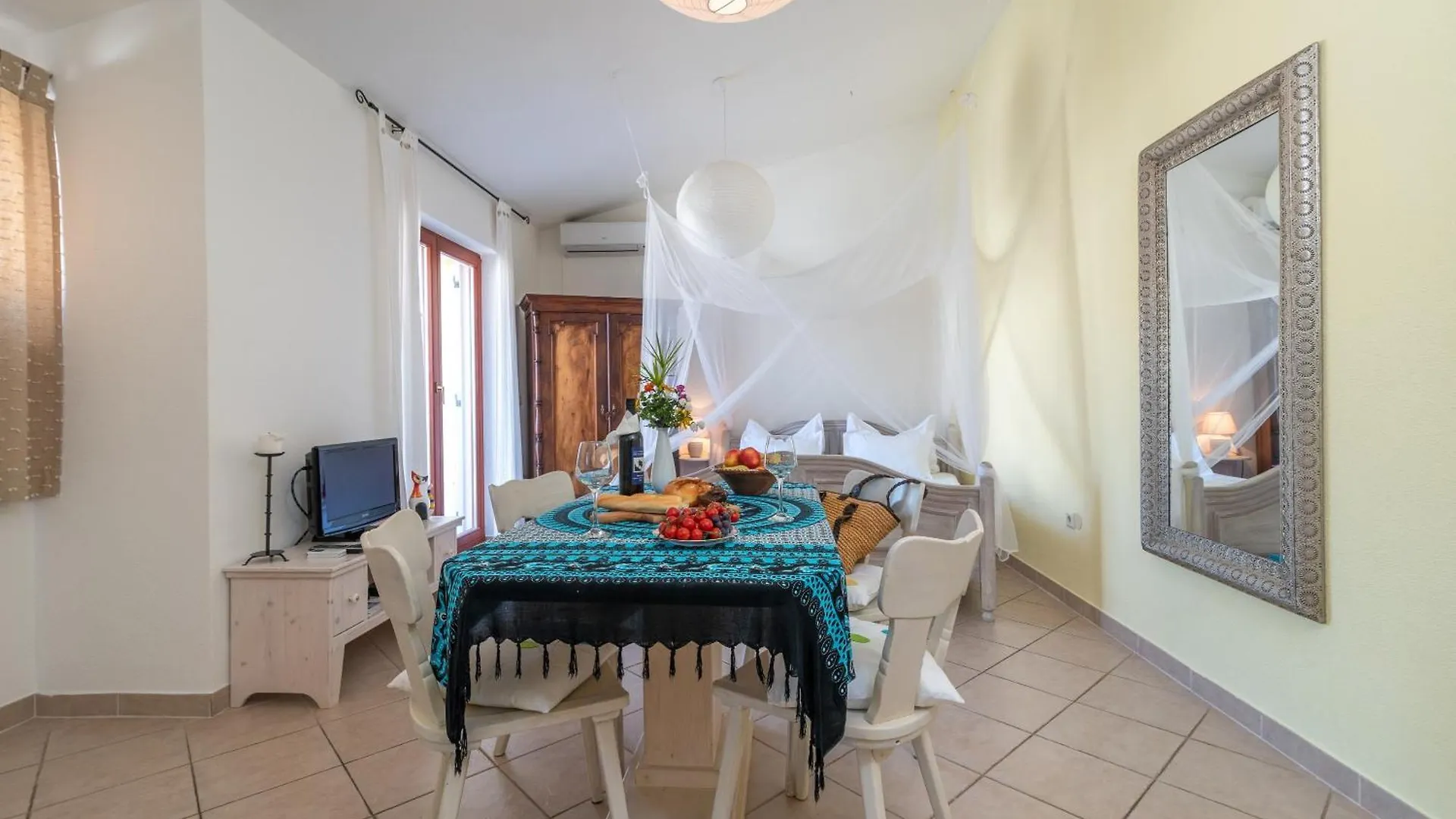 Apartments Anja With Garden, Balcony And Sea View, 3 Min Walk To The Beach تروغير