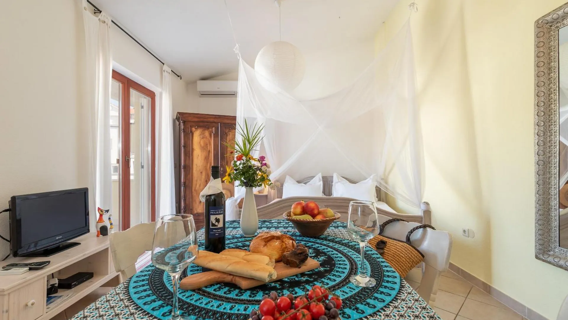 Apartments Anja With Garden, Balcony And Sea View, 3 Min Walk To The Beach تروغير
