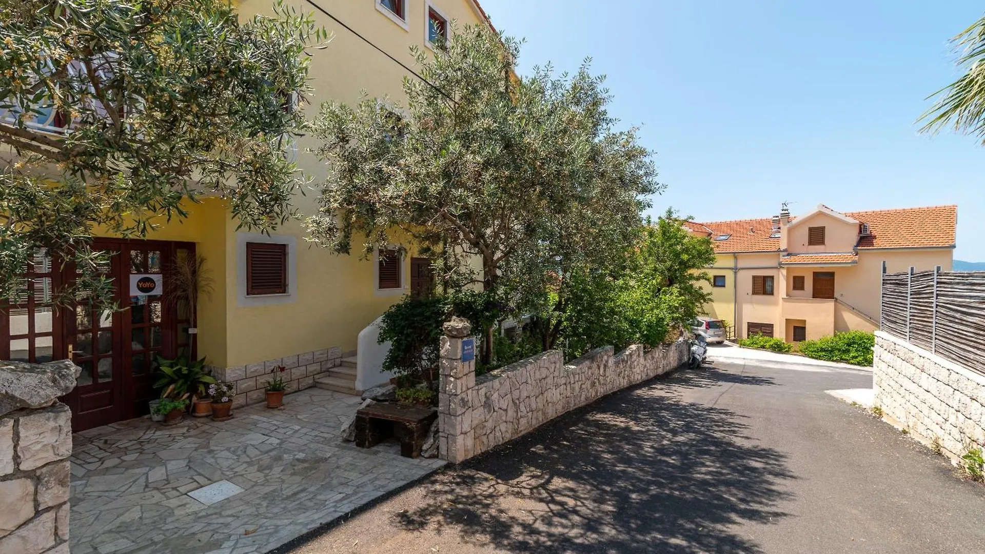 Apartments Anja With Garden, Balcony And Sea View, 3 Min Walk To The Beach تروغير